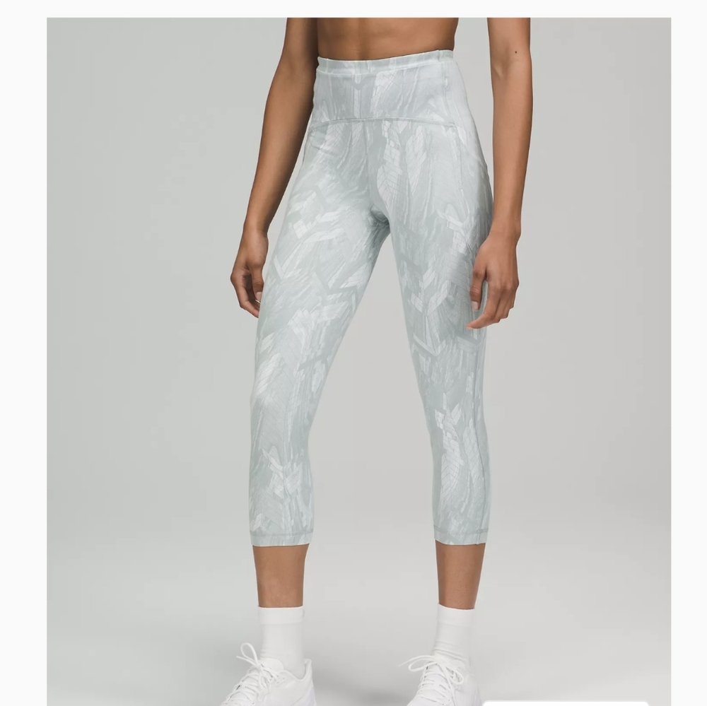 Lululemon Swift High-Rise crop Reverberate Chevron Jacquard Silver Blue White